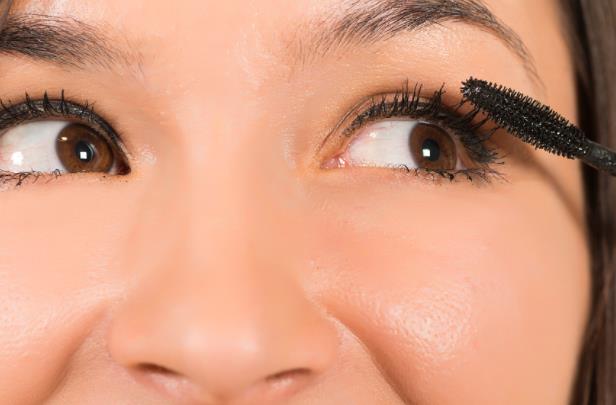 怎么涂睫毛膏不暈染 打底定妝使用睫毛夾