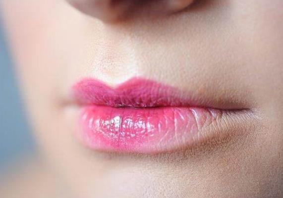 涂口紅嘴唇起皮怎么辦 涂抹潤唇膏唇釉緩解