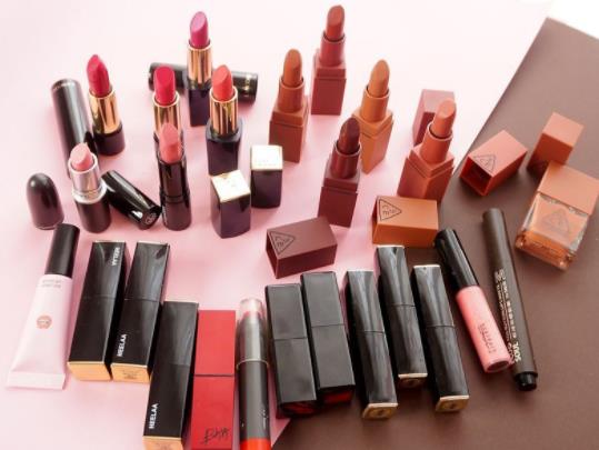 口紅涂多了有害嗎 干紋加深嘴唇過敏