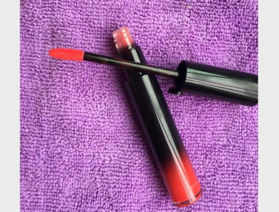 唇釉真的好用嗎 顯色易上妝有效遮蓋唇紋成膜快