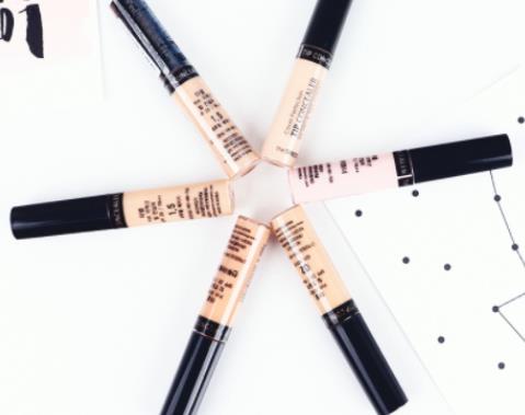 遮瑕筆遮瑕膏哪一個好用 遮瑕筆局部點涂效果很好