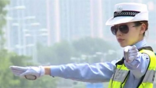 最美女交警 一米七的馮立曾經是資深模特