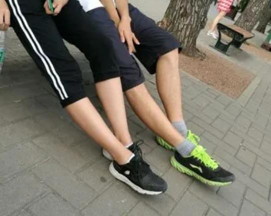 男人腿毛少是什么原因?男人腿毛少是不是腎不好