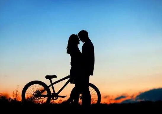 前任和新歡同居了還能挽回嗎?男友跟前任復(fù)合甩了我怎么罵他