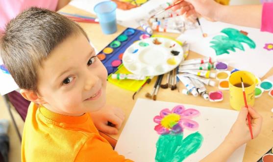 把握成長關鍵時期培養寶寶創造力 父母要多讓寶寶自己做主