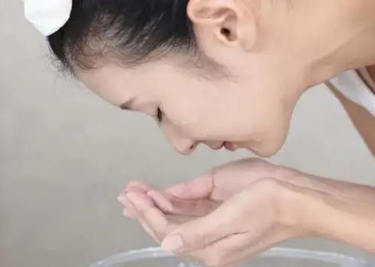 每天用純凈水敷臉有什么好處?早上用清水洗臉好嗎 每天用純凈水敷臉有什么好處?早上用清水洗臉好嗎