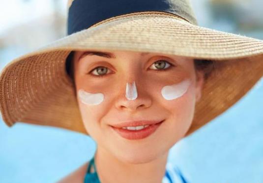 防曬衣和冰袖在夏天哪個好用?防曬指數50跟30的意義 防曬衣和冰袖在夏天哪個好用?防曬指數50跟30的意義