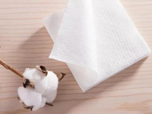 洗臉巾擦頭發(fā)會(huì)粘東西在頭發(fā)上嗎?一次性洗臉巾含有酒精嗎 洗臉巾擦頭發(fā)會(huì)粘東西在頭發(fā)上嗎?一次性洗臉巾含有酒精嗎