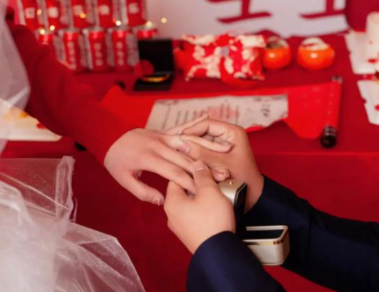 為什么訂婚結(jié)婚不隔年?訂婚完什么時候改口 為什么訂婚結(jié)婚不隔年?訂婚完什么時候改口