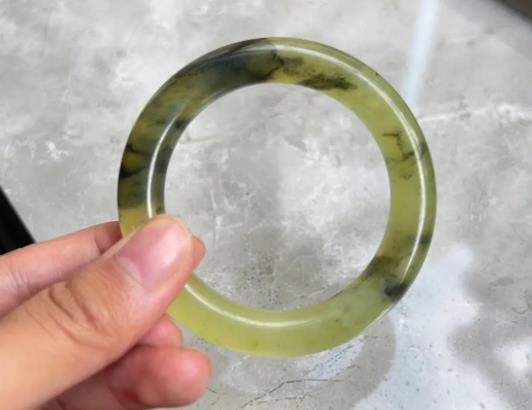 岫玉為什么只賣幾十元?岫玉手鐲透的好還是不透的好 岫玉為什么只賣幾十元?岫玉手鐲透的好還是不透的好