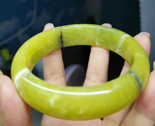 岫玉為什么只賣幾十元?岫玉手鐲透的好還是不透的好 岫玉為什么只賣幾十元?岫玉手鐲透的好還是不透的好