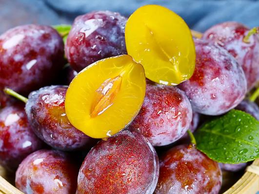 西梅表皮的白霜是什么?西梅裂口還能吃嗎 西梅表皮的白霜是什么?西梅裂口還能吃嗎