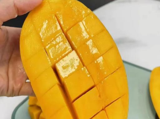芒果為什么會有黑色的絲?芒果去皮后有一絲絲的黑線是什么 芒果為什么會有黑色的絲?芒果去皮后有一絲絲的黑線是什么