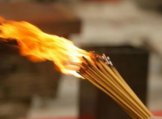 拜菩薩必須上香嗎?寺廟上香的忌諱 拜菩薩必須上香嗎?寺廟上香的忌諱