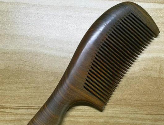 檀木梳子長了白絲是怎么回事?檀木梳子帶手柄好還是不帶手柄好 檀木梳子長了白絲是怎么回事?檀木梳子帶手柄好還是不帶手柄好