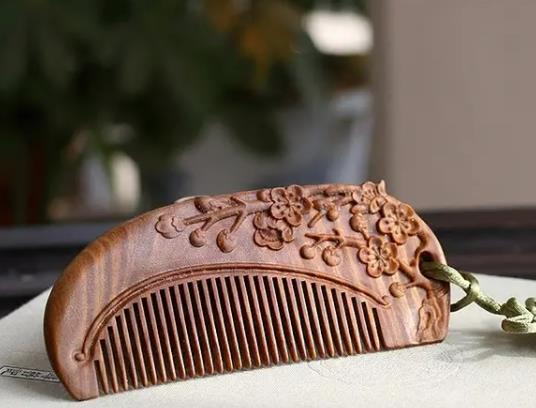 檀木梳子長了白絲怎么處理?檀木梳子深色和淺色哪個好 檀木梳子長了白絲怎么處理?檀木梳子深色和淺色哪個好