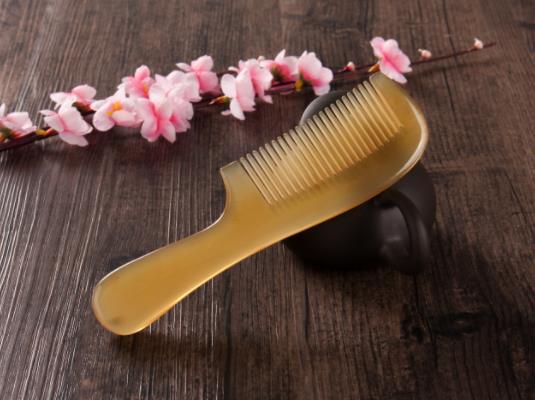 牛角梳摔地上容易斷嗎?牛角梳一摔就斷了是不是假的 牛角梳摔地上容易斷嗎?牛角梳一摔就斷了是不是假的