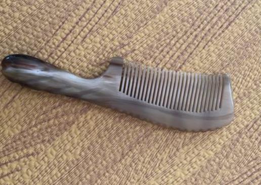 牛角梳味道很重是真的嗎?真的牛角梳有燒頭發(fā)的味道嗎 牛角梳味道很重是真的嗎?真的牛角梳有燒頭發(fā)的味道嗎