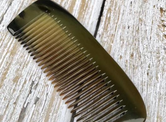 牛角梳有雜質(zhì)好還是沒有雜質(zhì)好?牛角梳里面有氣泡是不是假的 牛角梳有雜質(zhì)好還是沒有雜質(zhì)好?牛角梳里面有氣泡是不是假的