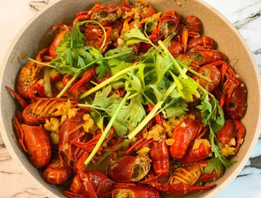 小龍蝦炒了肉是散的是沒有炒好嗎?小龍蝦為什么要先油炸 小龍蝦炒了肉是散的是沒有炒好嗎?小龍蝦為什么要先油炸