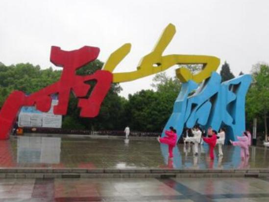 �R��ɽ�����ĵط���������ɽ���д����ԡ���ʯ���Ļ����N���