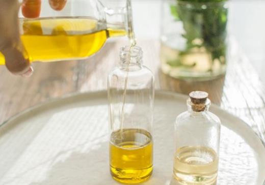 卸妝油和洗面奶哪個先用?過期的卸妝油可以洗粉撲嗎 卸妝油和洗面奶哪個先用?過期的卸妝油可以洗粉撲嗎