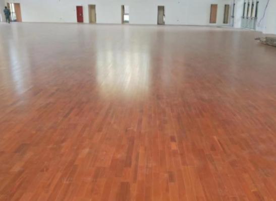 ��ľ�ذ����Ʒ�����а񣬰��ŵذ�ˮ���I�ȡ�����ҵذ��ԃr�Ⱥܸ�