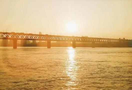 ��h����r�g���m��ã���hһ����·��_ʼ��ѩ