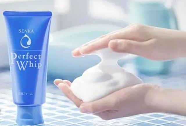 角質層薄有紅血絲用什么卸妝 洗面奶和卸妝油哪個先用 角質層薄有紅血絲用什么卸妝 洗面奶和卸妝油哪個先用