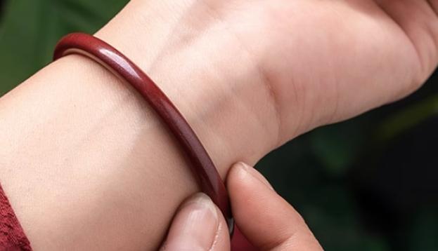 朱砂越戴越紅好還是越戴越暗好 朱砂越戴越暗是不好的意思嗎 朱砂越戴越紅好還是越戴越暗好 朱砂越戴越暗是不好的意思嗎