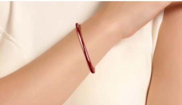 朱砂越戴越紅好還是越戴越暗好 朱砂越戴越暗是不好的意思嗎 朱砂越戴越紅好還是越戴越暗好 朱砂越戴越暗是不好的意思嗎