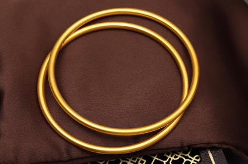 黃金手鐲可以戴著洗澡嗎?買古法手鐲好還是普通手鐲好 黃金手鐲可以戴著洗澡嗎?買古法手鐲好還是普通手鐲好
