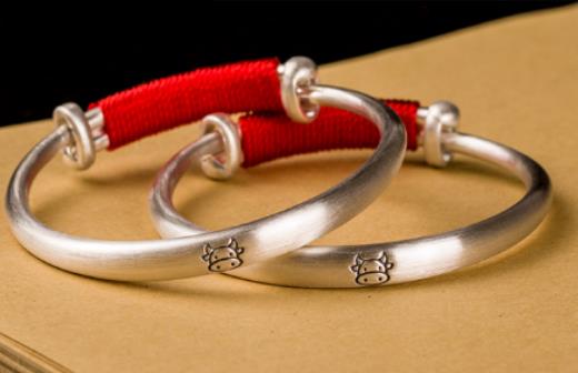 銀手鐲沾上84會不會變黑?銀手鐲戴一夜突然發黃什么情況 銀手鐲沾上84會不會變黑?銀手鐲戴一夜突然發黃什么情況