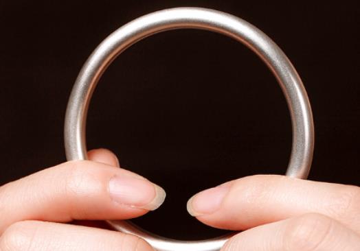 銀手鐲沾上84發黑怎么辦?真正的純銀帶著會發黃嗎 銀手鐲沾上84發黑怎么辦?真正的純銀帶著會發黃嗎