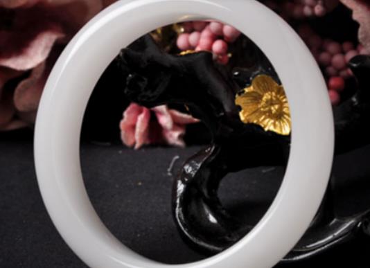 佘太翠玉手鐲能養(yǎng)人嗎?佘太翠手鐲怎么辨真假 佘太翠玉手鐲能養(yǎng)人嗎?佘太翠手鐲怎么辨真假