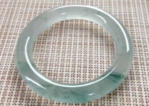 翡翠手鐲圈口越大越貴嗎?翡翠手鐲棉絮多了是不是就不值錢了 翡翠手鐲圈口越大越貴嗎?翡翠手鐲棉絮多了是不是就不值錢了