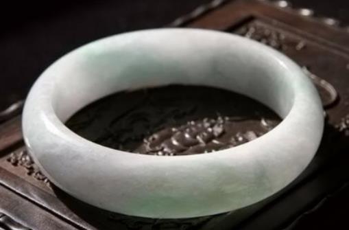 翡翠手鐲圈口越大越貴嗎?翡翠手鐲棉絮多了是不是就不值錢了 翡翠手鐲圈口越大越貴嗎?翡翠手鐲棉絮多了是不是就不值錢了