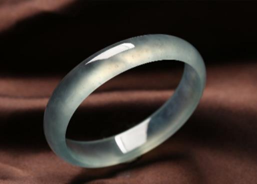 翡翠手鐲有棉絮怎么養才能透?玉手鐲裂開了沒有斷能帶嗎還是放在家里 翡翠手鐲有棉絮怎么養才能透?玉手鐲裂開了沒有斷能帶嗎還是放在家里