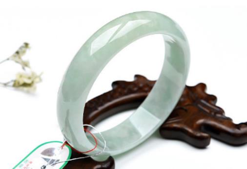 注膠的翡翠手鐲會變色嗎?酸洗過翡翠手鐲能鑒定出A貨嗎 注膠的翡翠手鐲會變色嗎?酸洗過翡翠手鐲能鑒定出A貨嗎