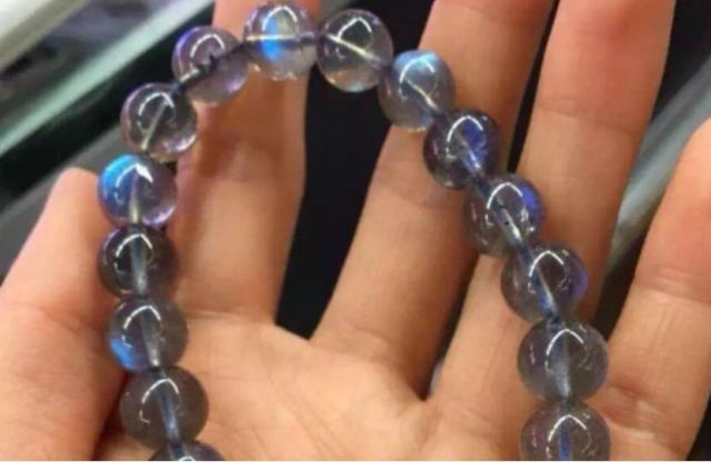 白藍灰三種月光石功效的區別 藍月光石和灰月光石哪個好 白藍灰三種月光石功效的區別 藍月光石和灰月光石哪個好