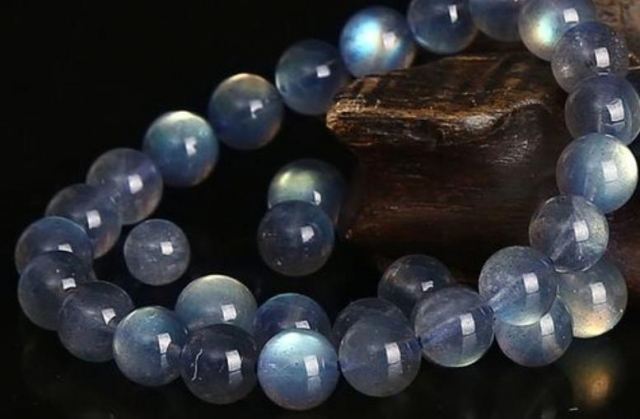 灰月光石戴在左手還是右手 月光石可以戴著睡覺嗎 灰月光石戴在左手還是右手 月光石可以戴著睡覺嗎