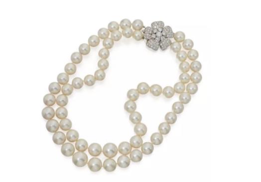 珍珠項(xiàng)鏈?zhǔn)菃晤w的好還是整串的好?珍珠項(xiàng)鏈越大越好還是越小越好 珍珠項(xiàng)鏈?zhǔn)菃晤w的好還是整串的好?珍珠項(xiàng)鏈越大越好還是越小越好