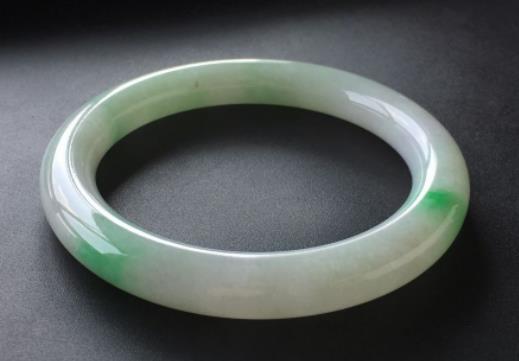 玉手鐲戴哪一個手比較好?玉鐲和銀鐲可以一左一右戴嗎 玉手鐲戴哪一個手比較好?玉鐲和銀鐲可以一左一右戴嗎