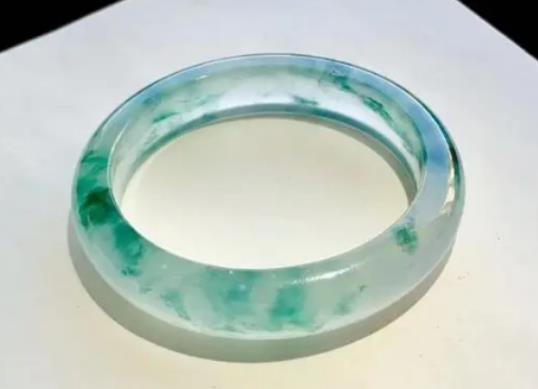 玉手鐲和銀手鐲可以一只手戴一個嗎?玉手鐲對身體健康的影響 玉手鐲和銀手鐲可以一只手戴一個嗎?玉手鐲對身體健康的影響