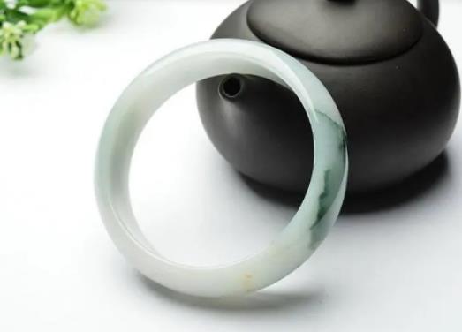 玉手鐲和銀手鐲可以戴在一只手嗎?玉手鐲和金手鐲的圈口一樣嗎 玉手鐲和銀手鐲可以戴在一只手嗎?玉手鐲和金手鐲的圈口一樣嗎