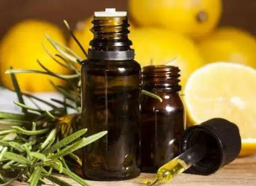 迷迭香精油可以直接涂抹頭發(fā)嗎?迷迭香精油怎么泡腳 迷迭香精油可以直接涂抹頭發(fā)嗎?迷迭香精油怎么泡腳