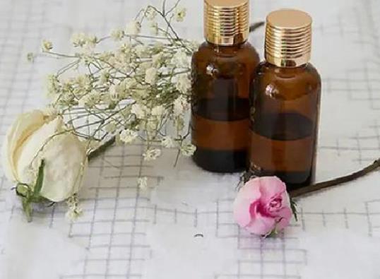 玫瑰精油什么時候用效果最好?玫瑰精油越用皮膚越黑嗎 玫瑰精油什么時候用效果最好?玫瑰精油越用皮膚越黑嗎