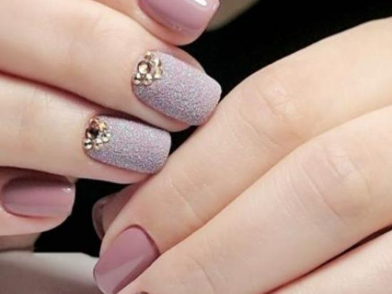 哪些美甲顏色顯手白?灰指甲可以做美甲嗎? 哪些美甲顏色顯手白?灰指甲可以做美甲嗎?