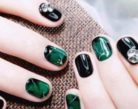 女人如何保護(hù)指甲?涂指甲油的步驟是什么 女人如何保護(hù)指甲?涂指甲油的步驟是什么