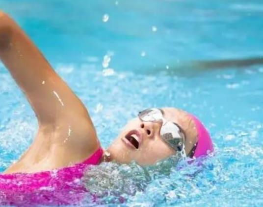 游泳穿泳衣的好處是什么?游泳為什么要穿泳衣 游泳穿泳衣的好處是什么?游泳為什么要穿泳衣